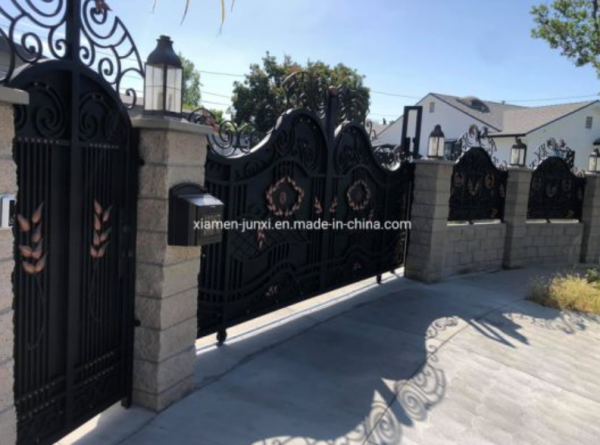 Pagar besi dengan pintu gerbang ukiran tangan